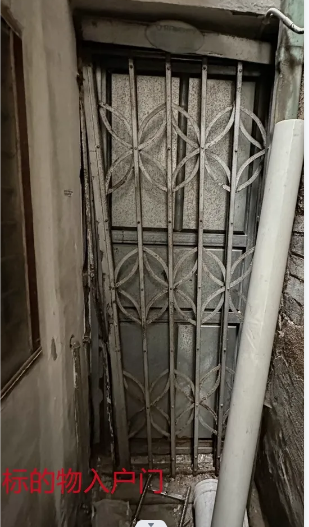 負責此次拍賣的溫州捷拍網絡科技有限公司的一名工作人員透露,價格低於市場價,「正常情況下,市面上掛牌都是300萬元。」該工作人員表示房子總共60多平方米,3層,每層20平方米左右,其實已經不能居住