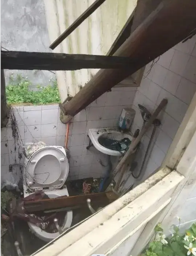 負責此次拍賣的溫州捷拍網絡科技有限公司的一名工作人員透露,價格低於市場價,「正常情況下,市面上掛牌都是300萬元。」該工作人員表示房子總共60多平方米,3層,每層20平方米左右,其實已經不能居住