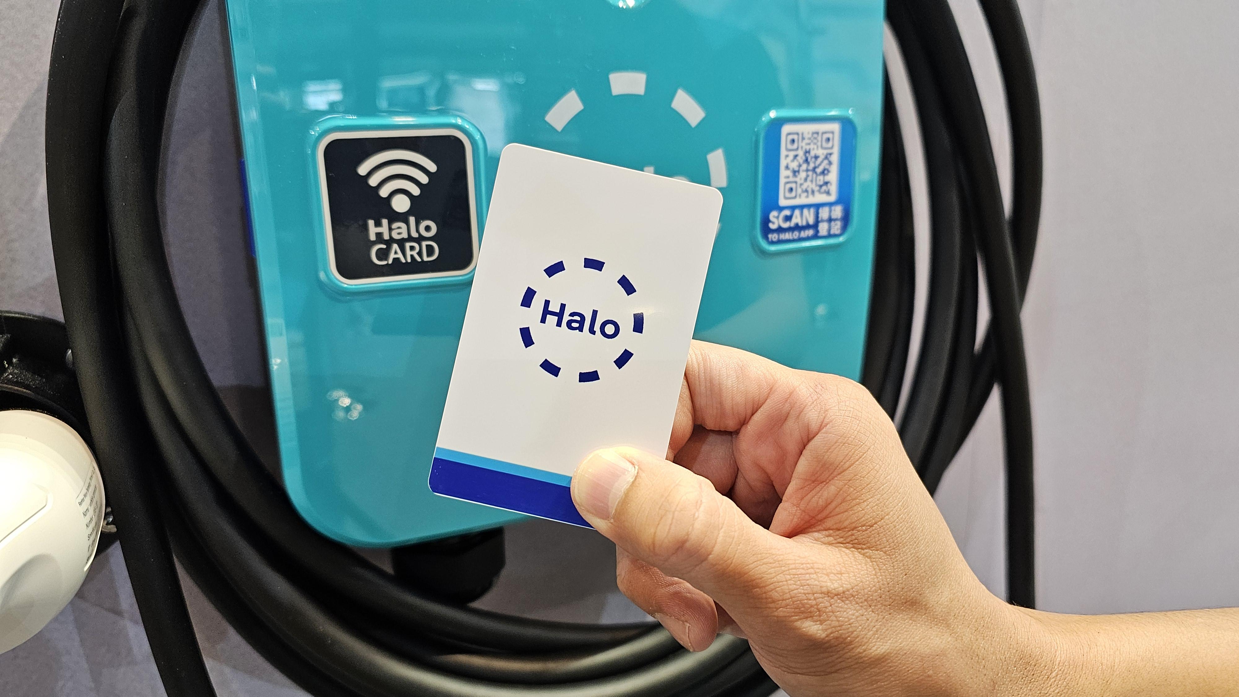 Martin展示由Halo Energy後台計算技術的Halo Card,方便企業客戶與商業電動車隊使用。