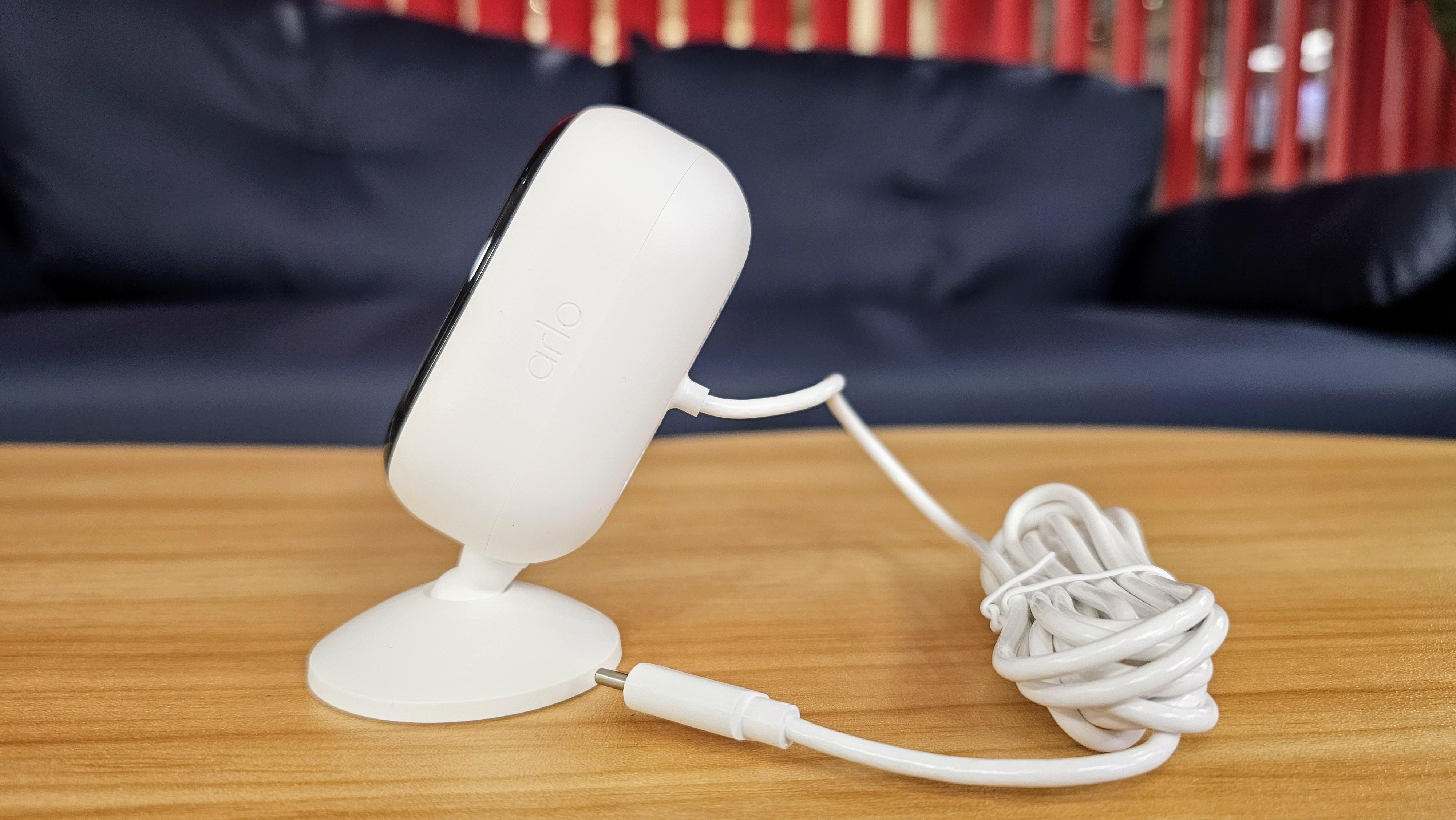 採用USB-C接駁,底座為球狀關節設計。