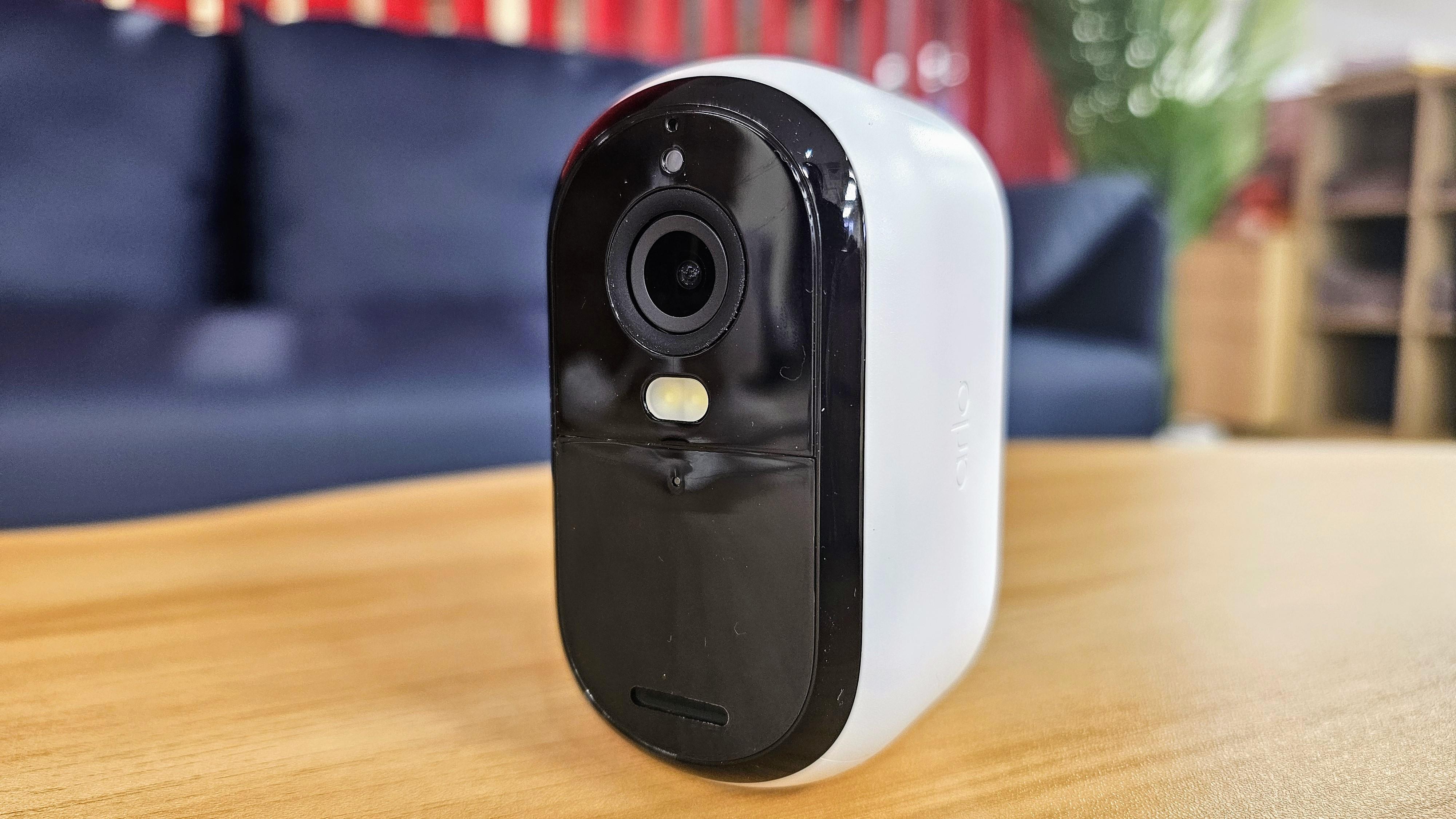 鏡頭下方設有一體式聚光燈,能在門口亮起燈光,趕走不速之客。