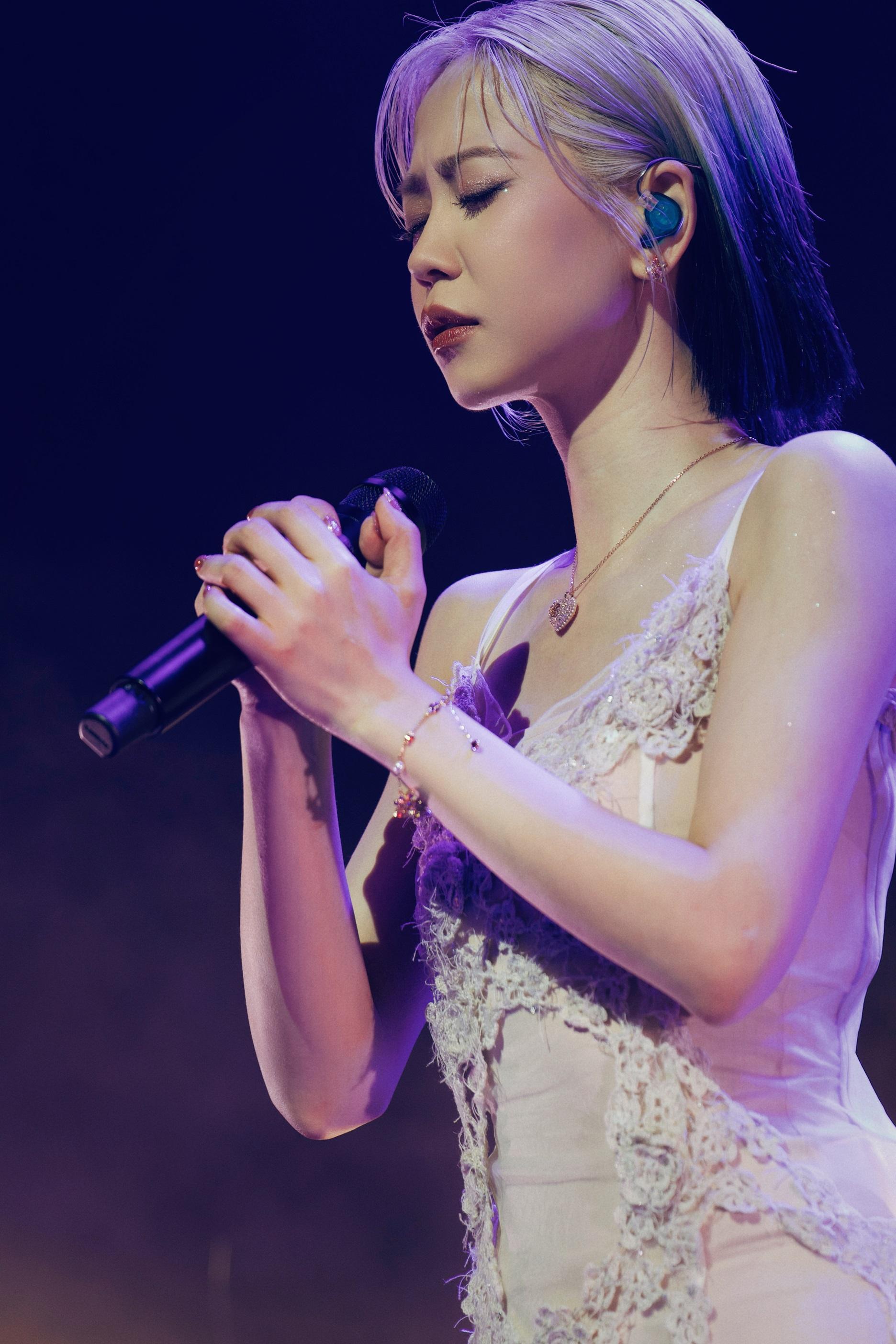 陳慧敏在《趁我們還有__》音樂會頭場,兩度淚灑舞台。