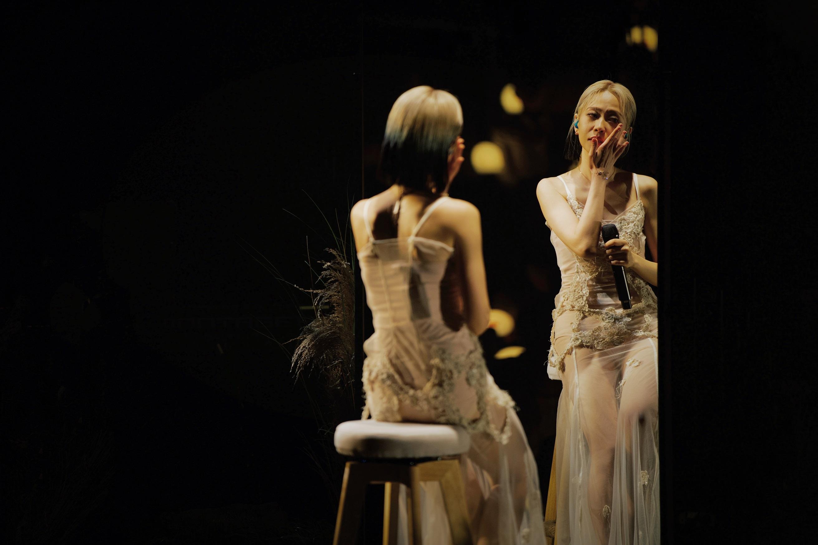 陳慧敏在《趁我們還有__》音樂會頭場,兩度淚灑舞台。