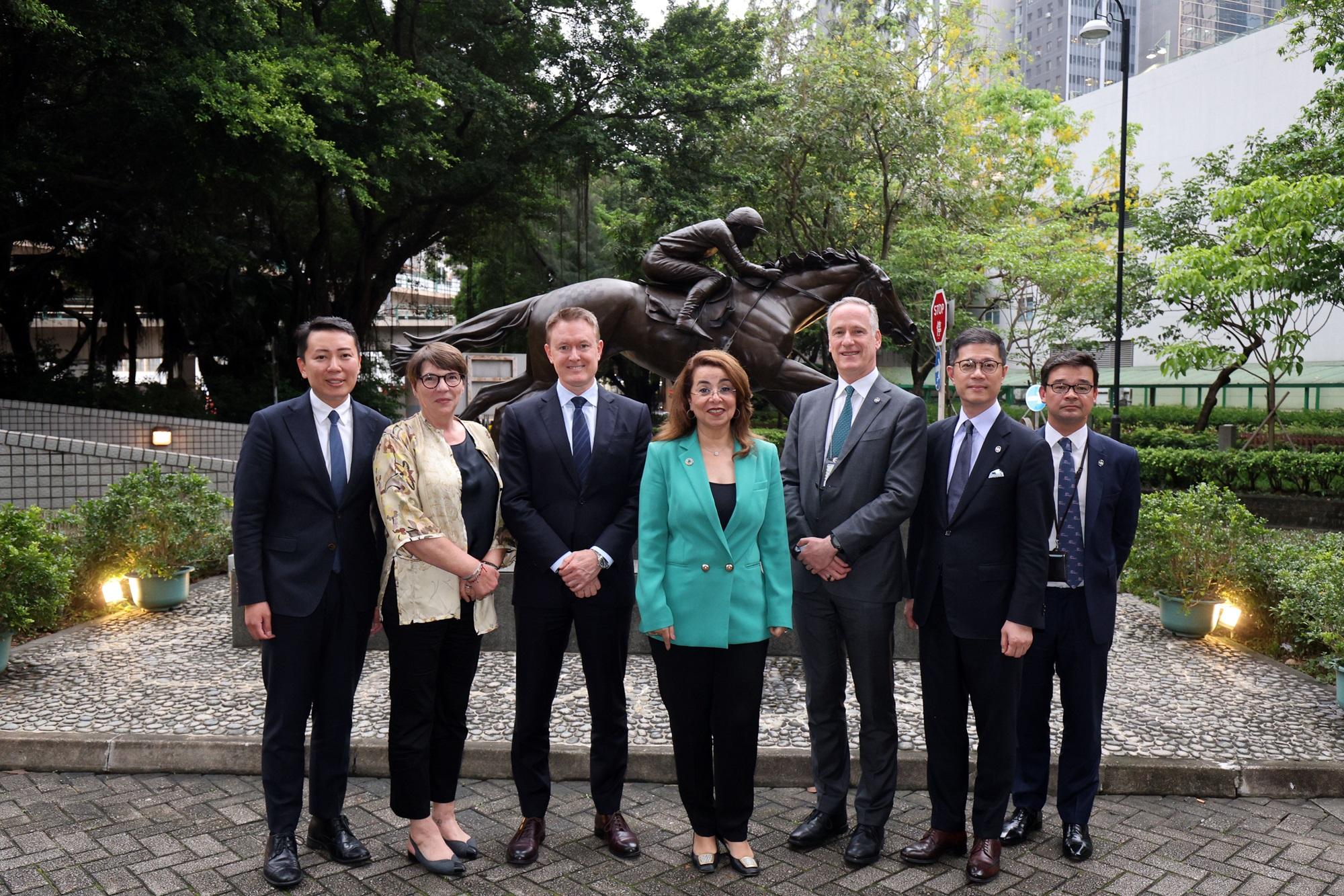 馬會管理層與聯合國毒品和犯罪問題辦公室執行主任瓦利(中)率領的代表團就維護體育誠信進行交流。