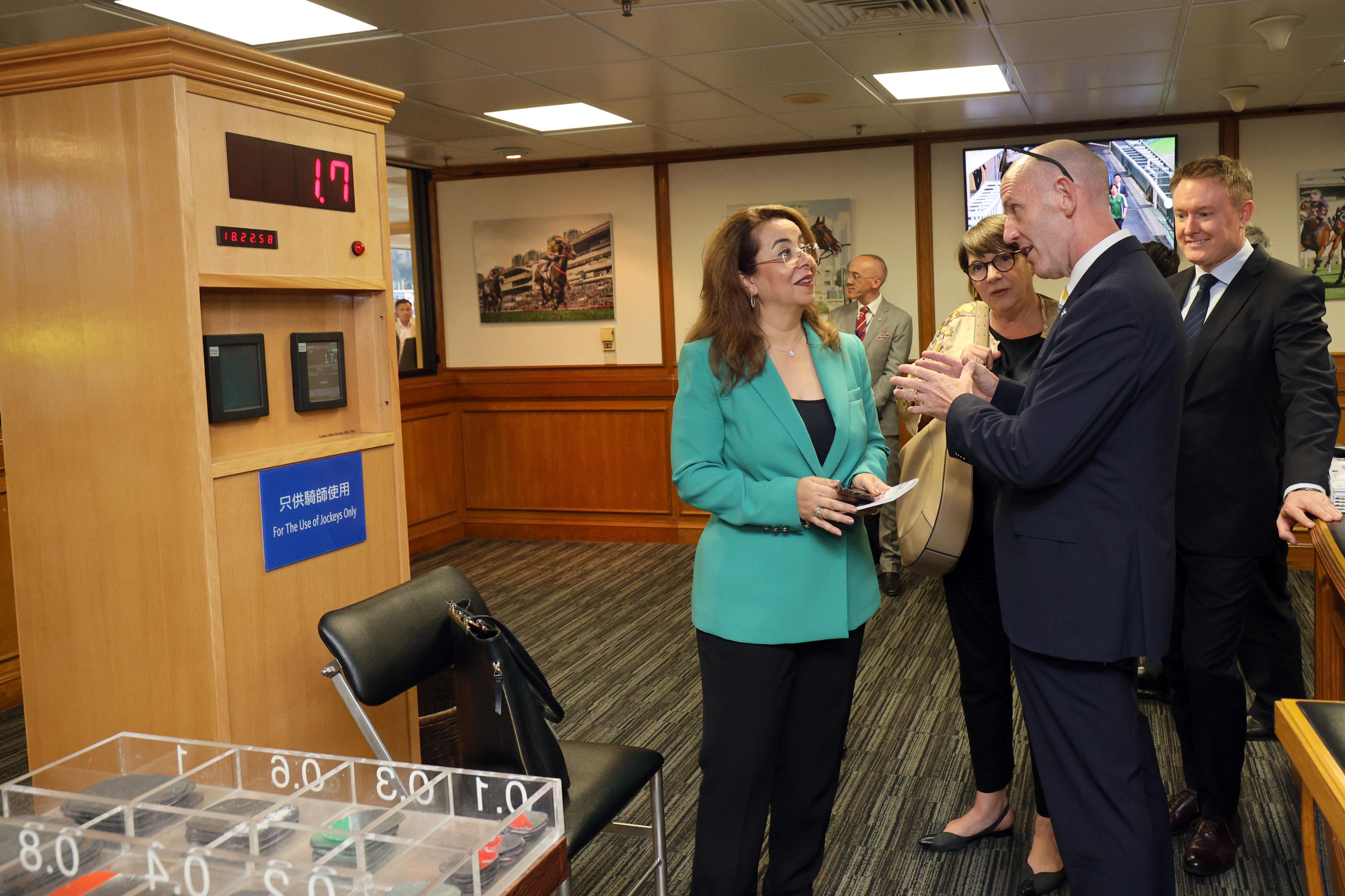 聯合國毒品和犯罪問題辦公室執行主任瓦利(左)率領代表團參觀跑馬地馬場。