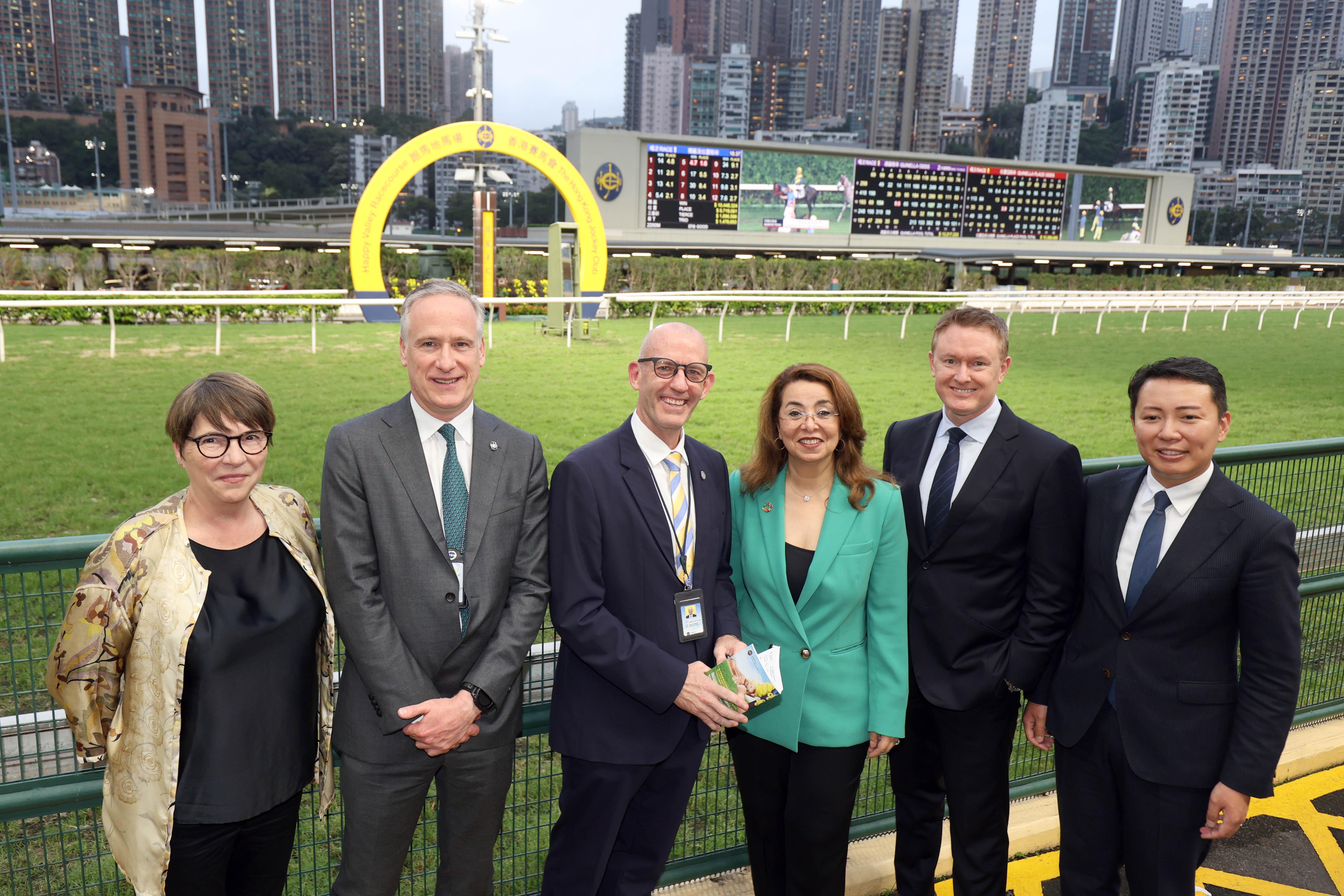 聯合國毒品和犯罪問題辦公室執行主任瓦利(左)率領代表團參觀跑馬地馬場。