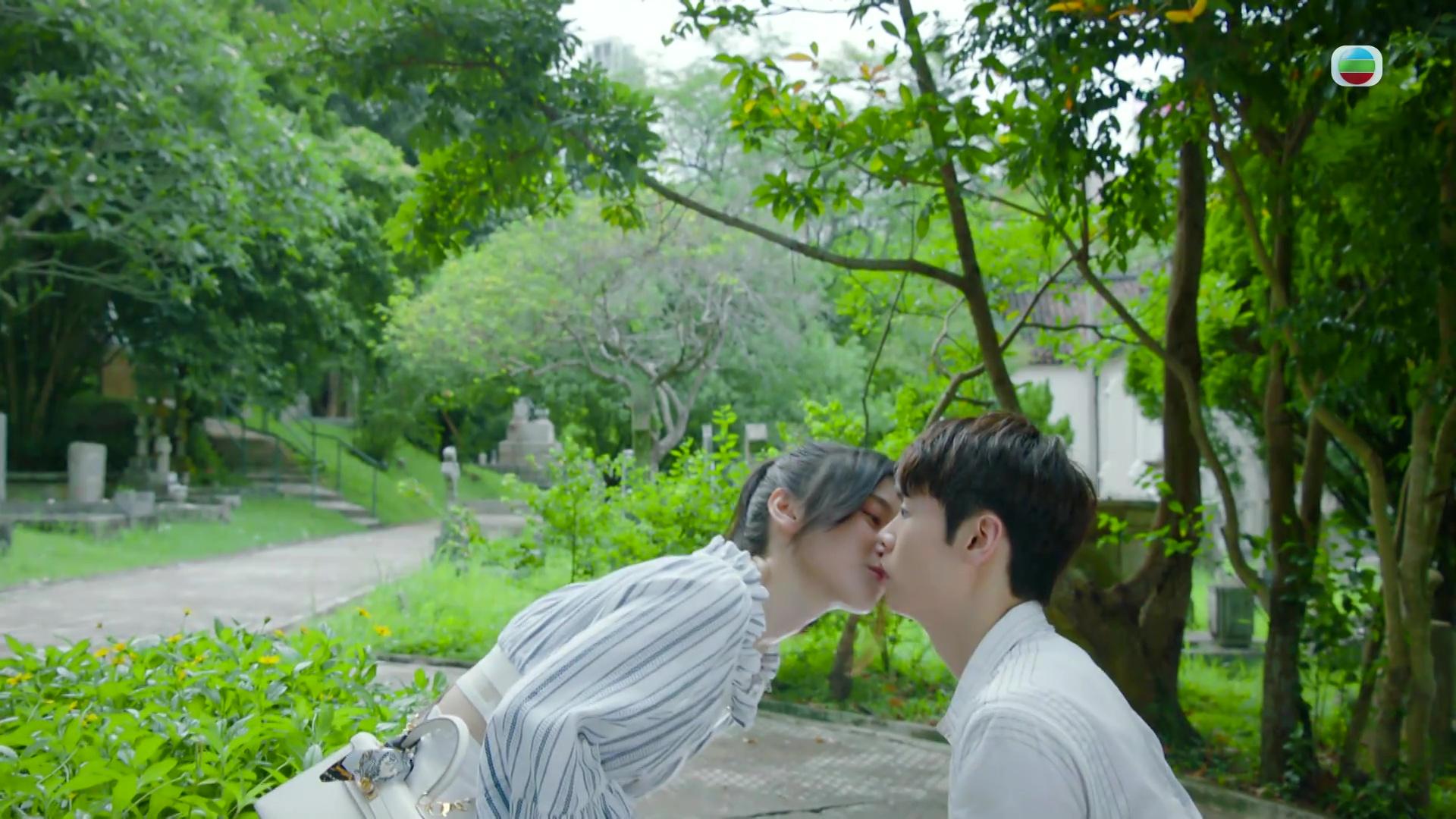 Archie獻出螢幕初吻。