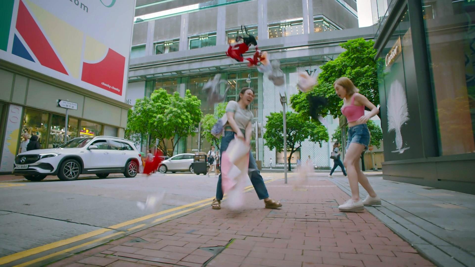 詩沛同斐斐上演街頭MMA。