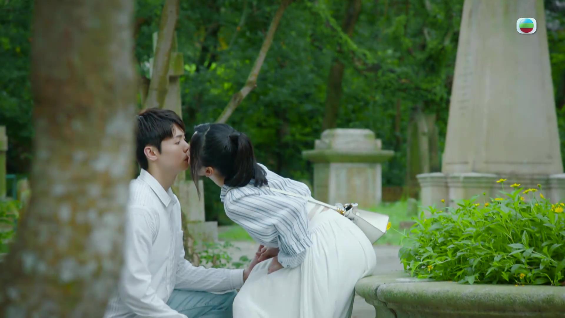 Archie獻出螢幕初吻。