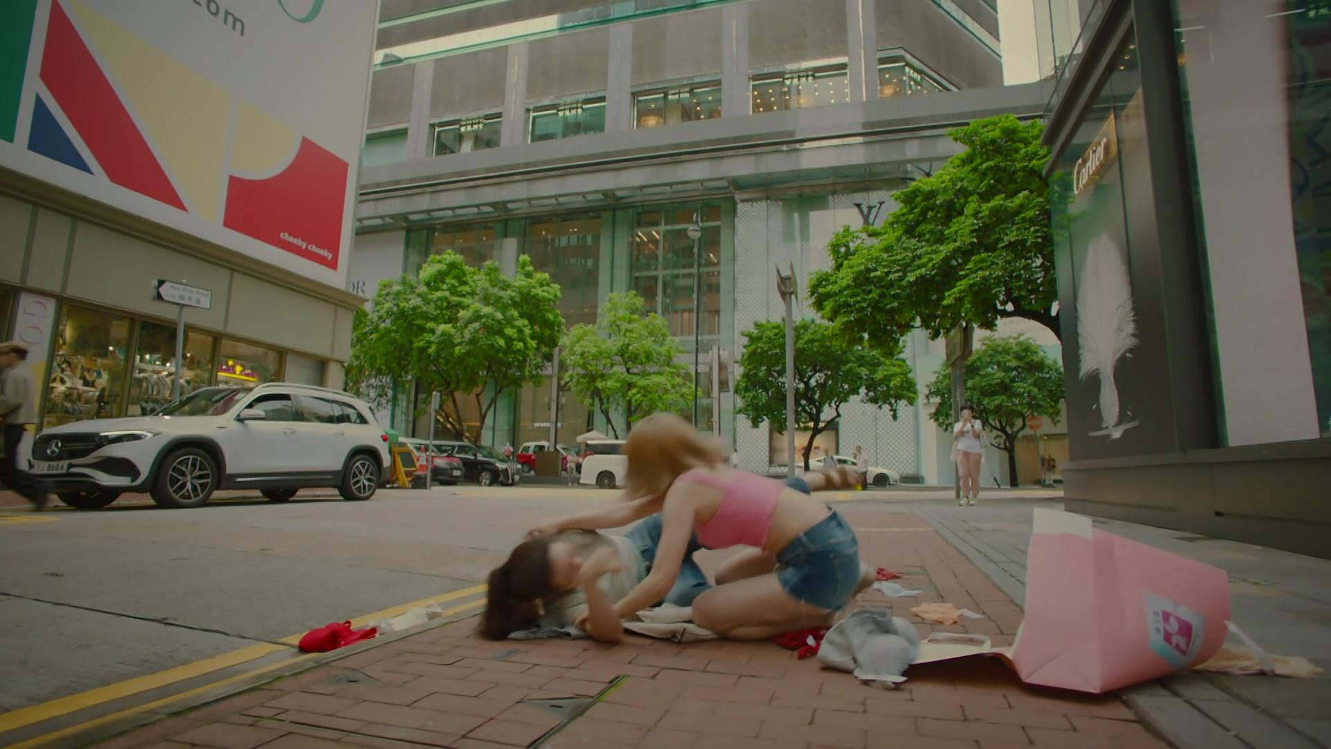 兩人又扯頭髮又仆落地,瘋狂指數爆錶。