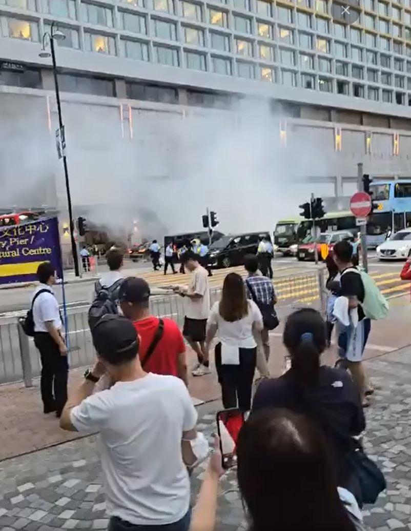 車輛冒出大量白煙。(FB「馬路的事(即時交通資訊台)」)