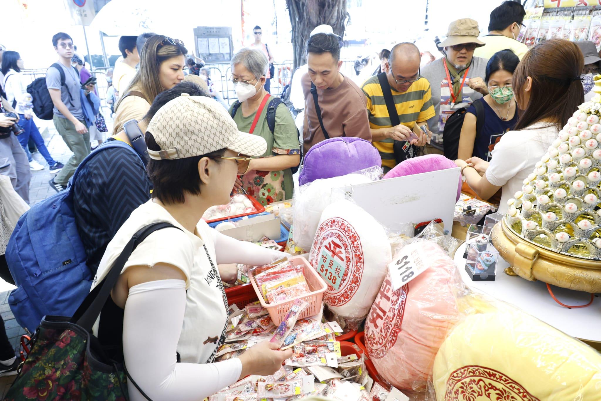 有紀念品店推出平包安攬枕。(林俊源攝)