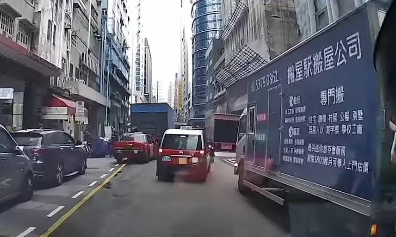 車Cam直擊|觀塘的士撞私家車再撼貨車 工人逃命勁牙煙。(網片截圖)