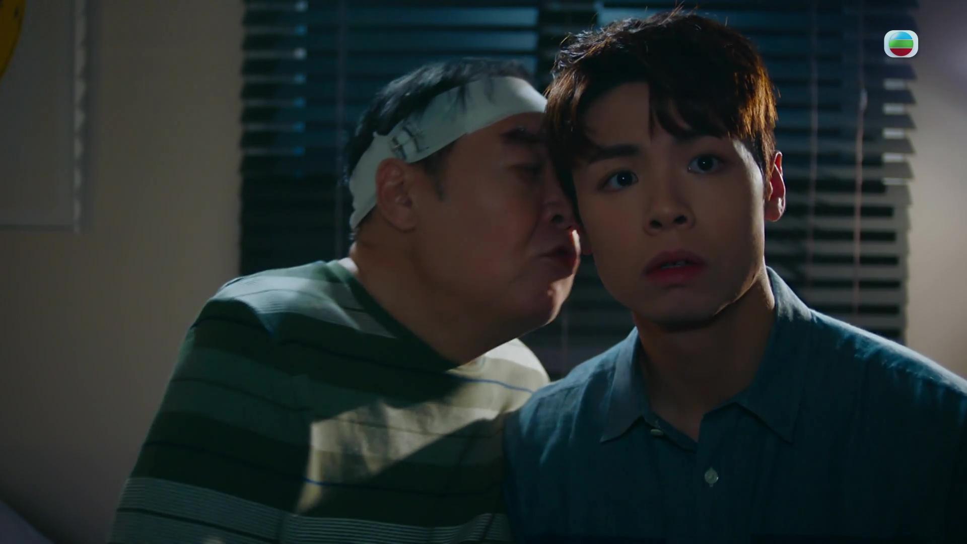 冼靖峰與Kent哥咬耳仔討論調查進度的場口,二人幾乎面貼面。