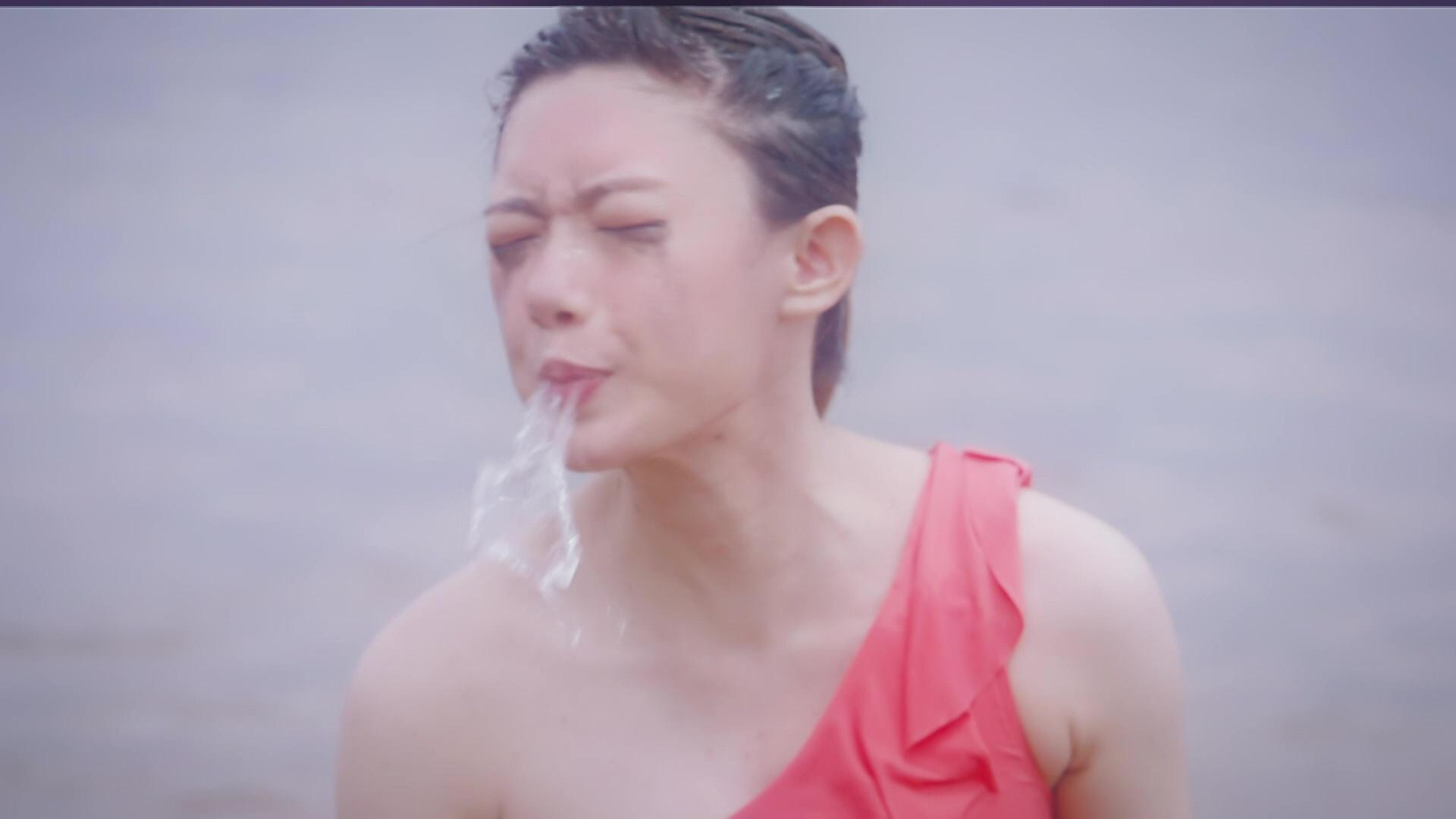 盈悅揈水髮搞到甩妝,個樣好搞笑。