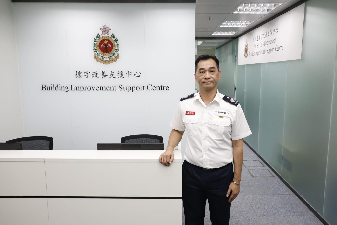 消防處高級消防區長(樓宇改善策略辦公室)黃旭平介紹「直接泵水設計」。(林俊源攝)