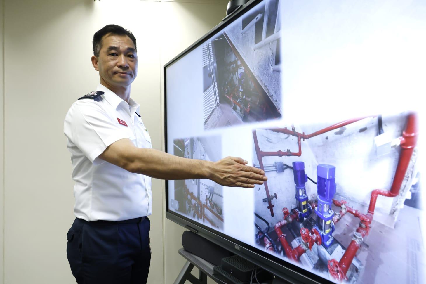 消防處高級消防區長(樓宇改善策略辦公室)黃旭平介紹「直接泵水設計」。(林俊源攝)