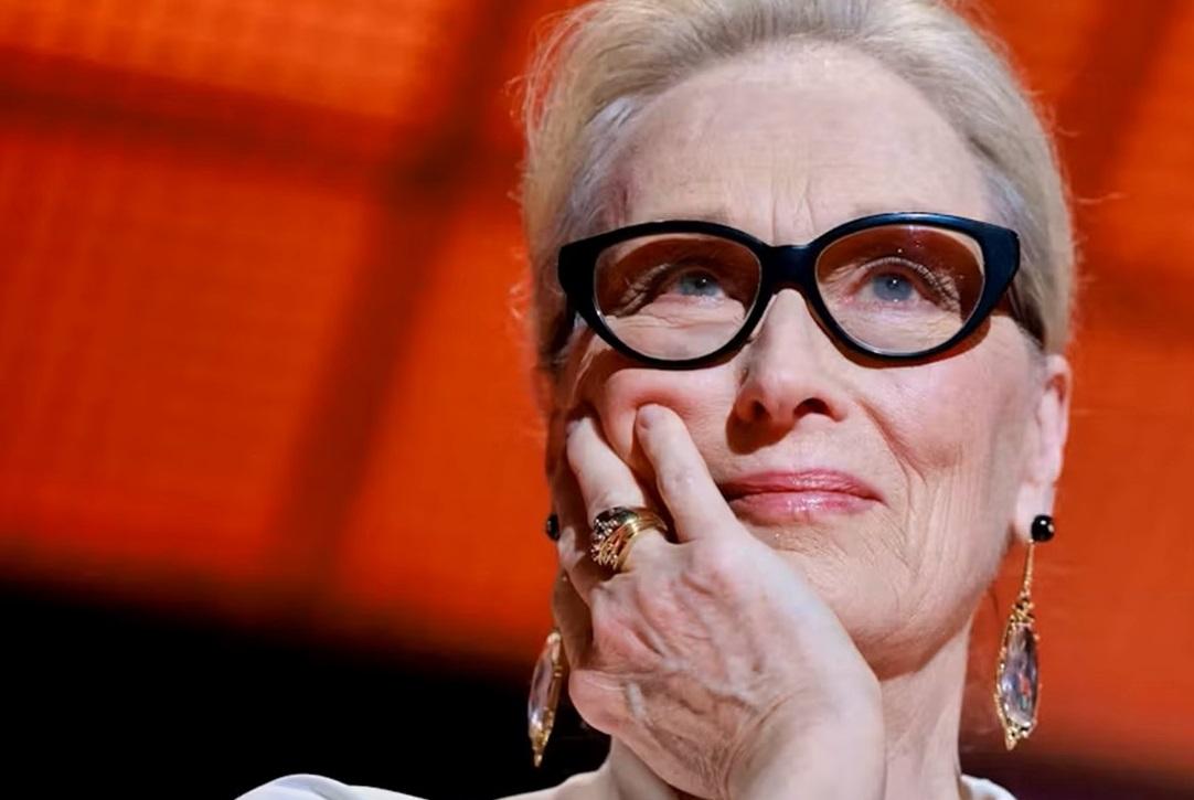 梅姨獲成就獎,感動得哭起來。