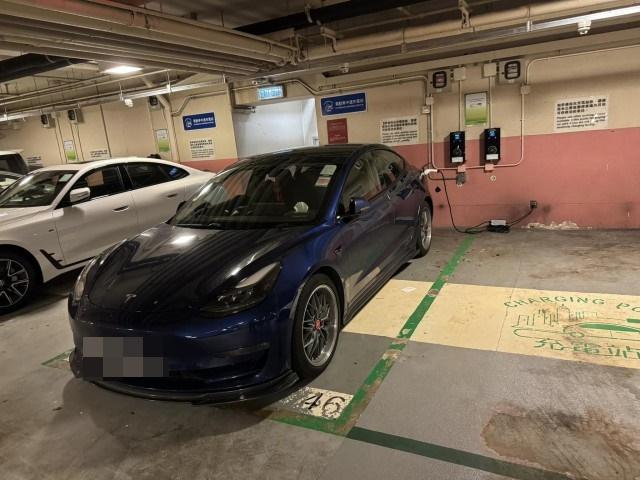 網上熱話|Tesla泊停車場奇招充電 網民:到底幾耐先充滿?(網上圖片)