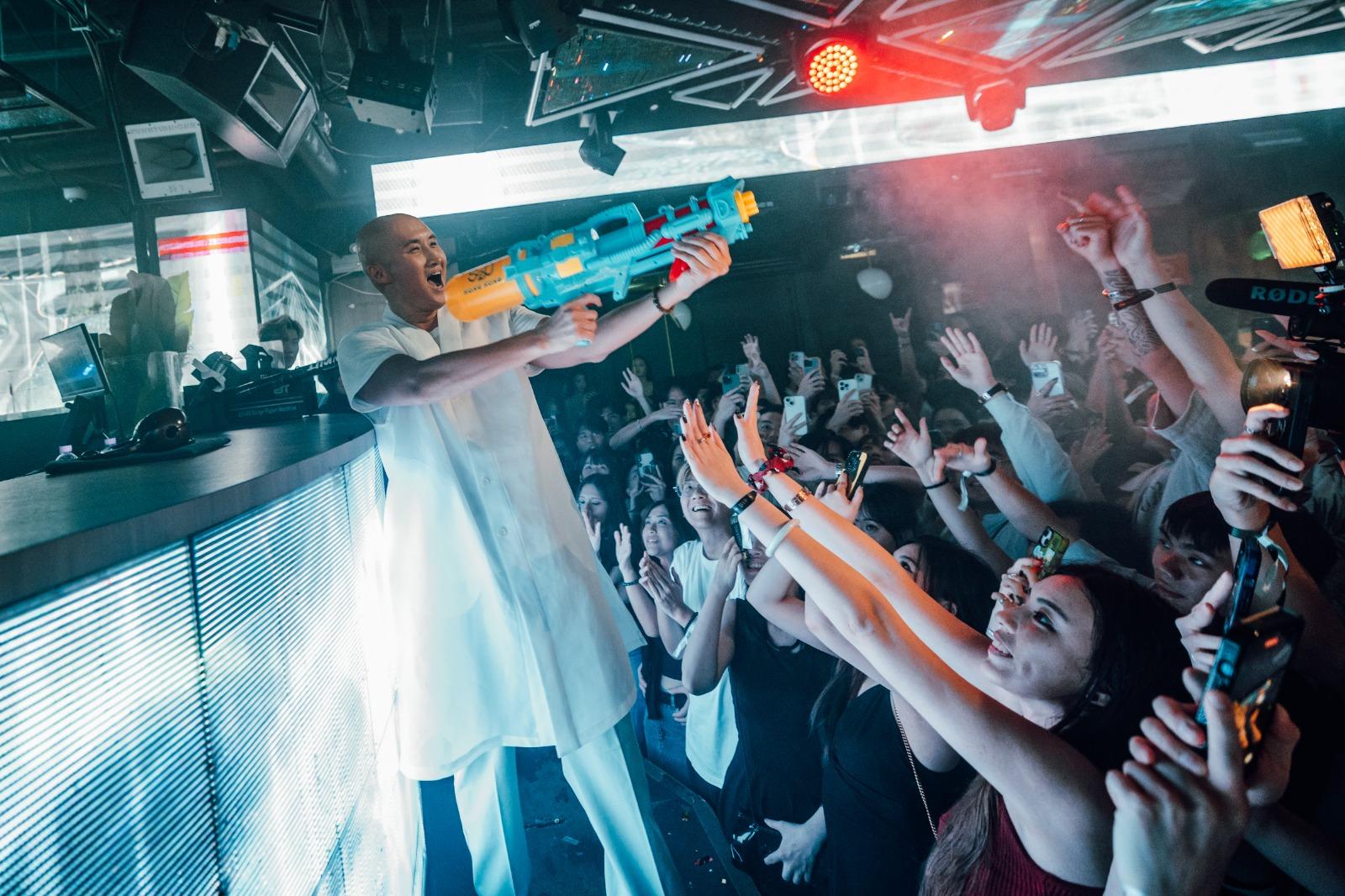 韓國人氣電音和尚DJ NewJeansNim殺入蘭桂坊夜場,吸引大批粉絲及蒲友一睹其風采。