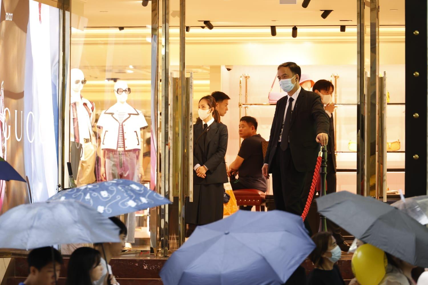 旅客遊港興致不減。(林俊源攝)