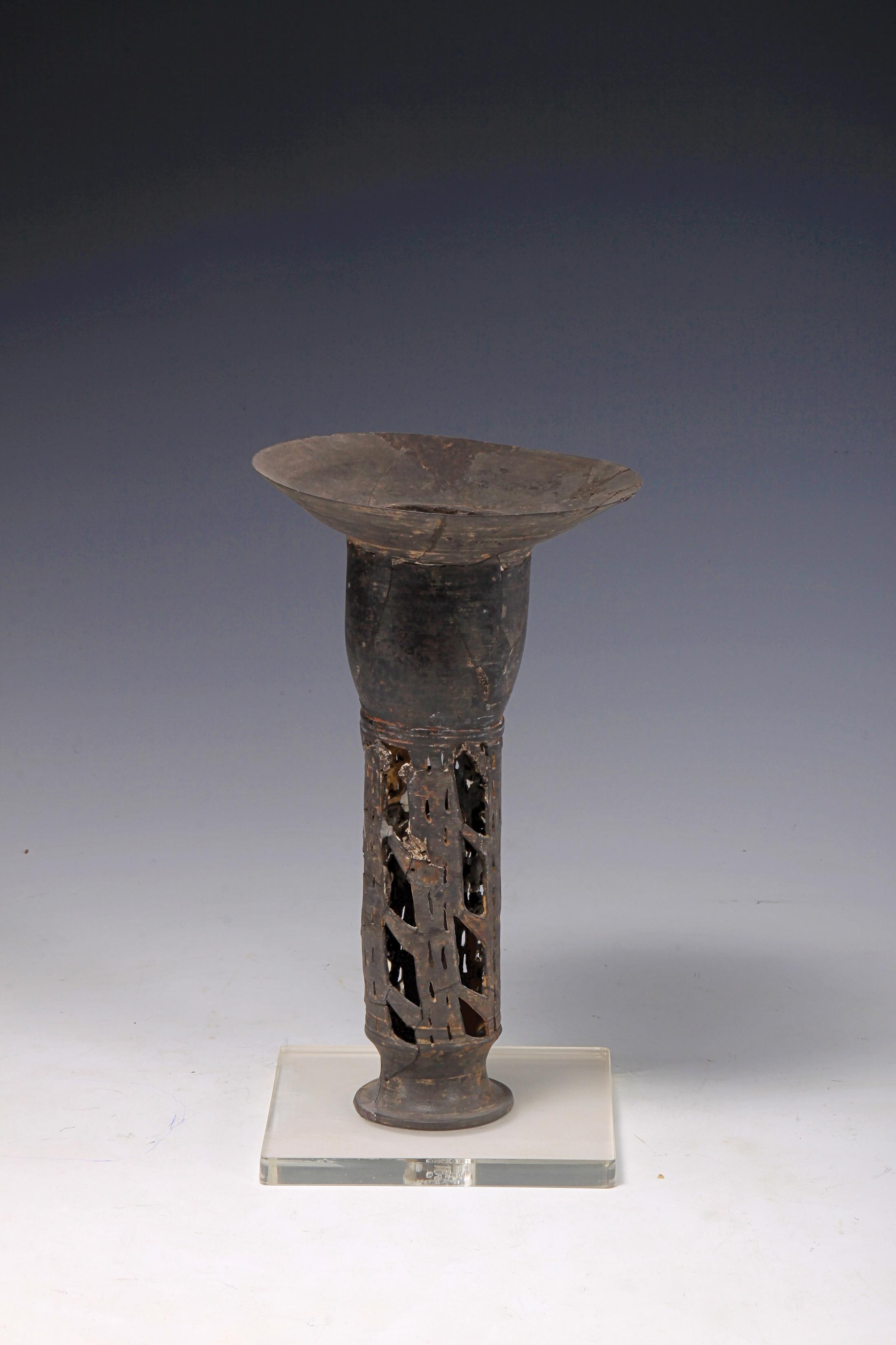 蛋殼黑陶鏤孔高柄杯於1977年在山東臨沂大范莊遺址出土,是新石器時代龍山文化時期(距今約4,000年)的器物。高柄杯十分完整,極為罕有。(山東博物館藏)