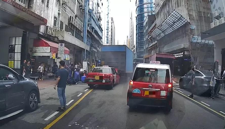 車Cam直擊|觀塘的士撞私家車再撼貨車 工人險遭殃。(網片截圖)