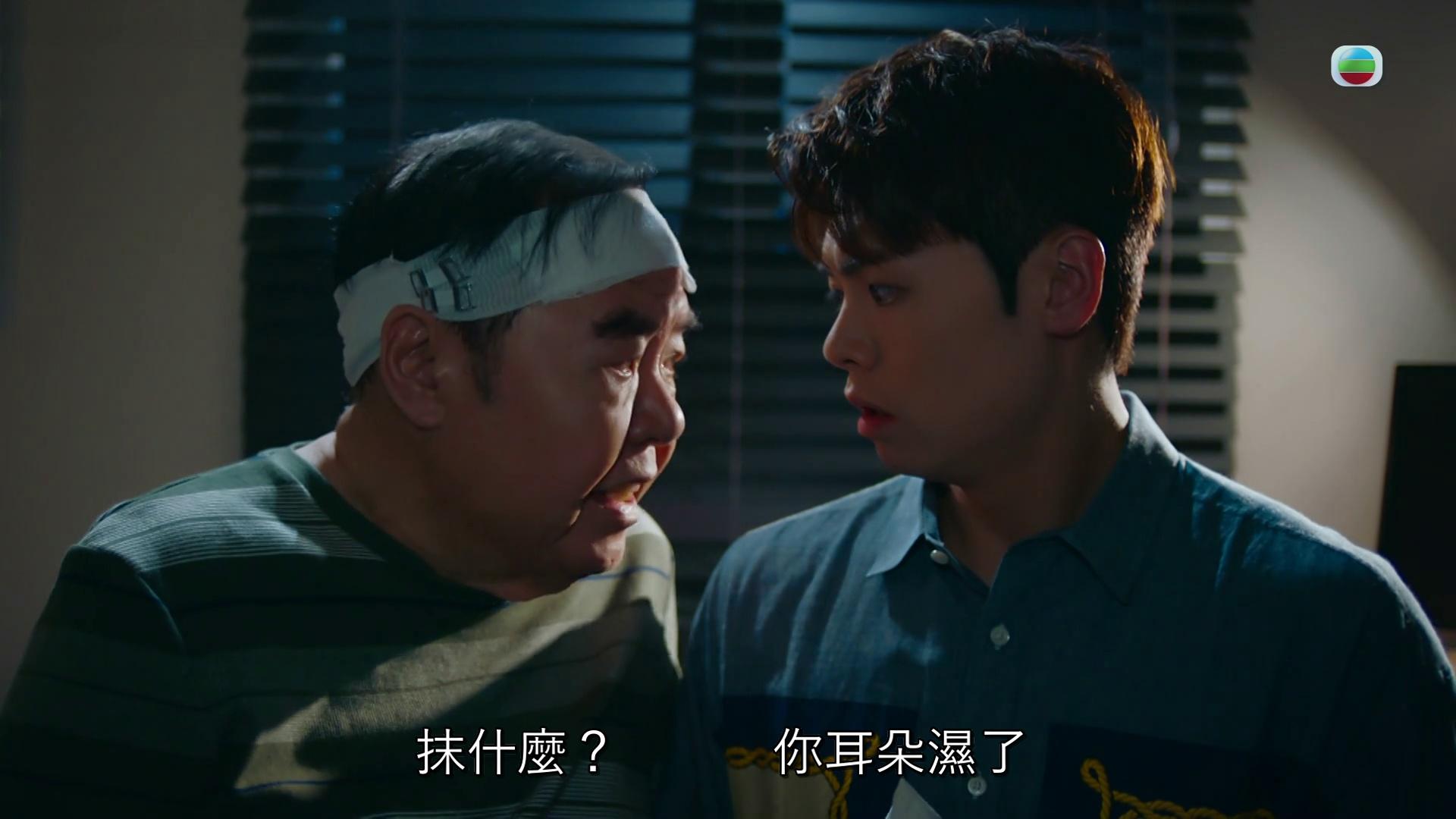 冼靖峰與Kent哥咬耳仔討論調查進度的場口,二人幾乎面貼面。