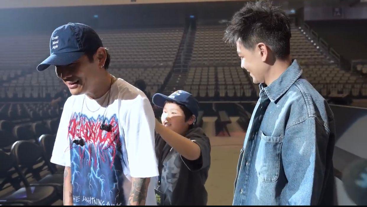 林志穎跟AJ一齊為Alex按摩。