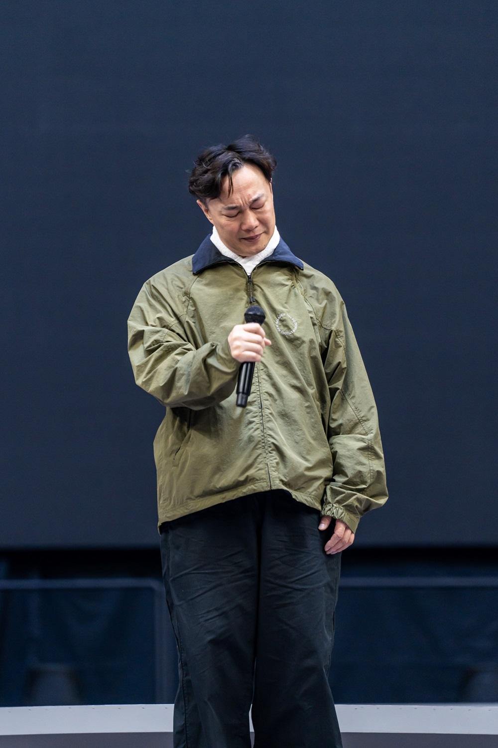 Eason為取消兩場杭州演唱會向觀眾鞠躬道歉。