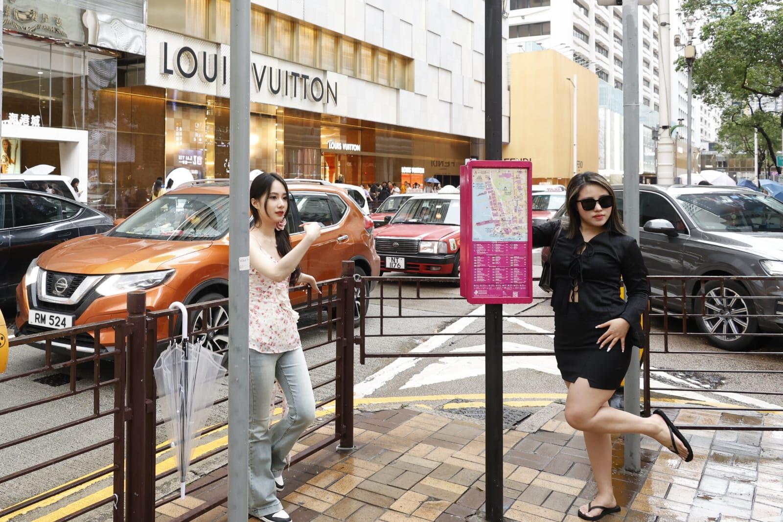 旅客遊港興致不減。(林俊源攝)