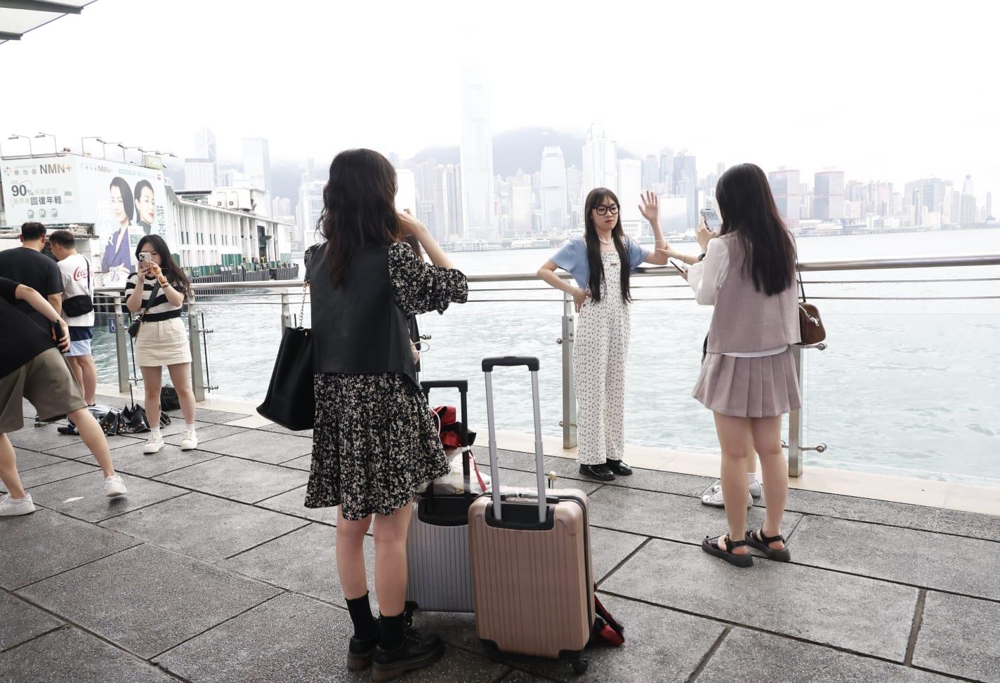 旅客遊港興致不減。(林俊源攝)