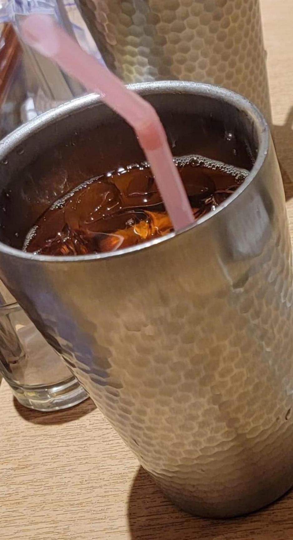 該名食客表示本月10日到將軍澳日出康城一間泰國餐廳吃午餐,其間點了凍檸茶,店方提供紙飲筒,他隨即換上自備的膠飲筒,惟有一名女侍應隨即上前,表示不能使用膠飲管。事主聽後大怒反斥,「乜X嘢唔得啊?邊X度唔畀啊?」(422「齊走塑」環保消息關注組 FB)