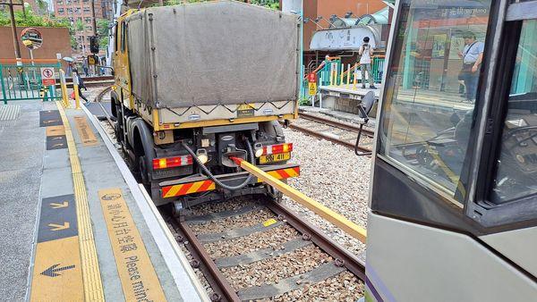 涉事輕鐵被拖去維修。(網上圖片)