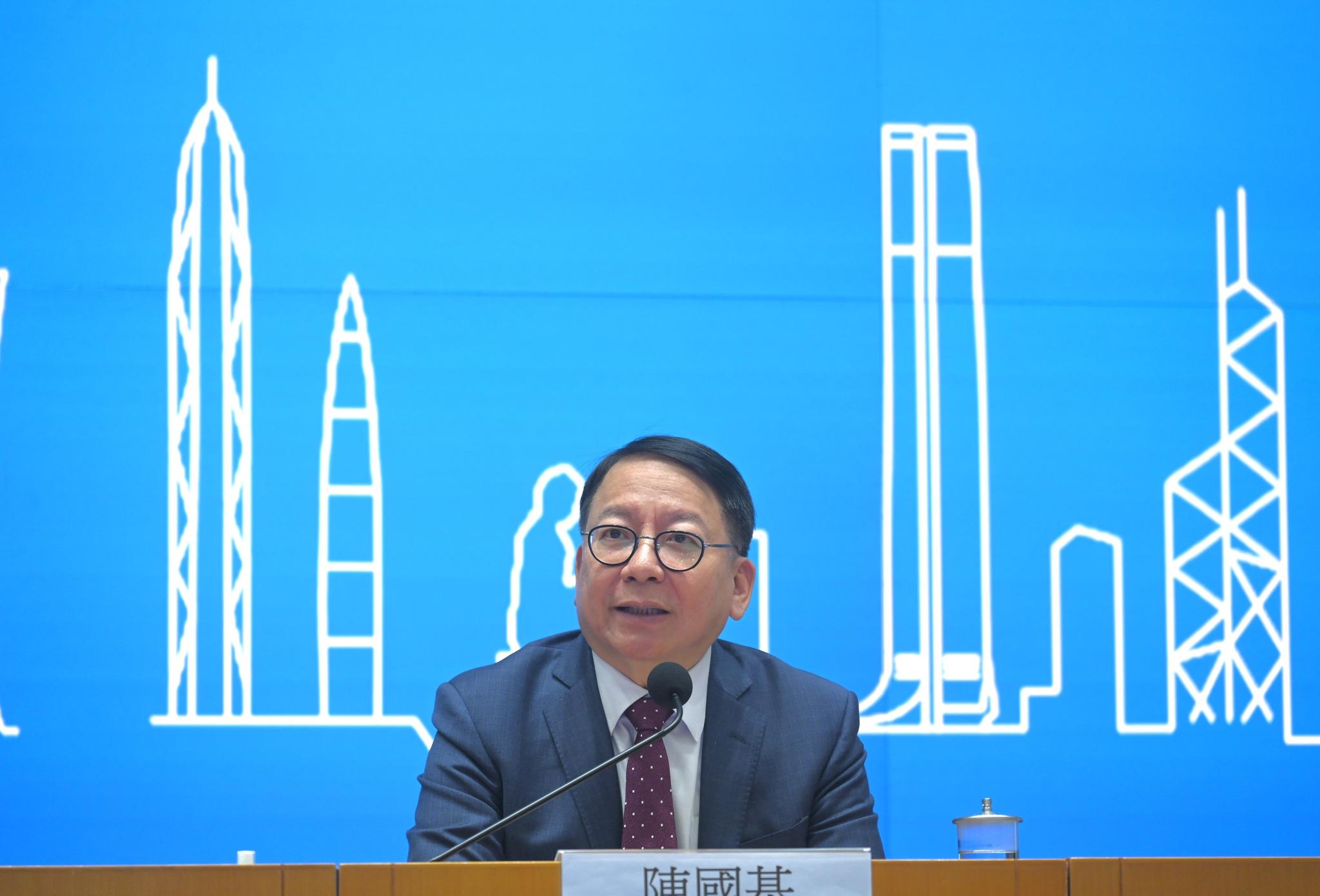 政務司司長陳國基聯同副司長卓永興,向政務司司長辦公室百多位公務員作兩會精神分享會。(陳國基fb)