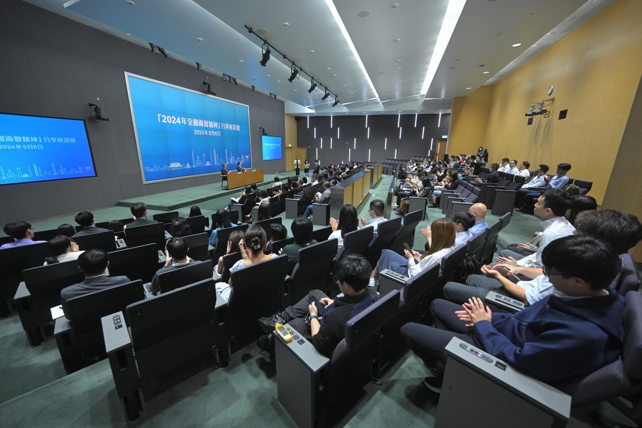 政務司司長陳國基聯同副司長卓永興,向政務司司長辦公室百多位公務員作兩會精神分享會。(陳國基fb)