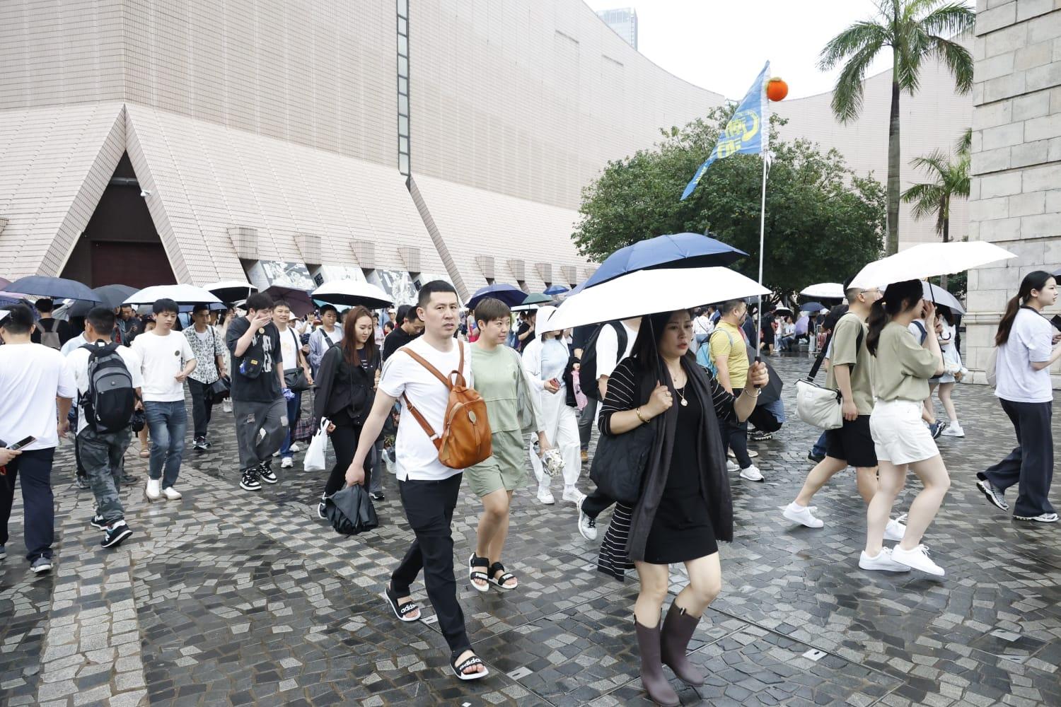 旅客遊港興致不減。(林俊源攝)