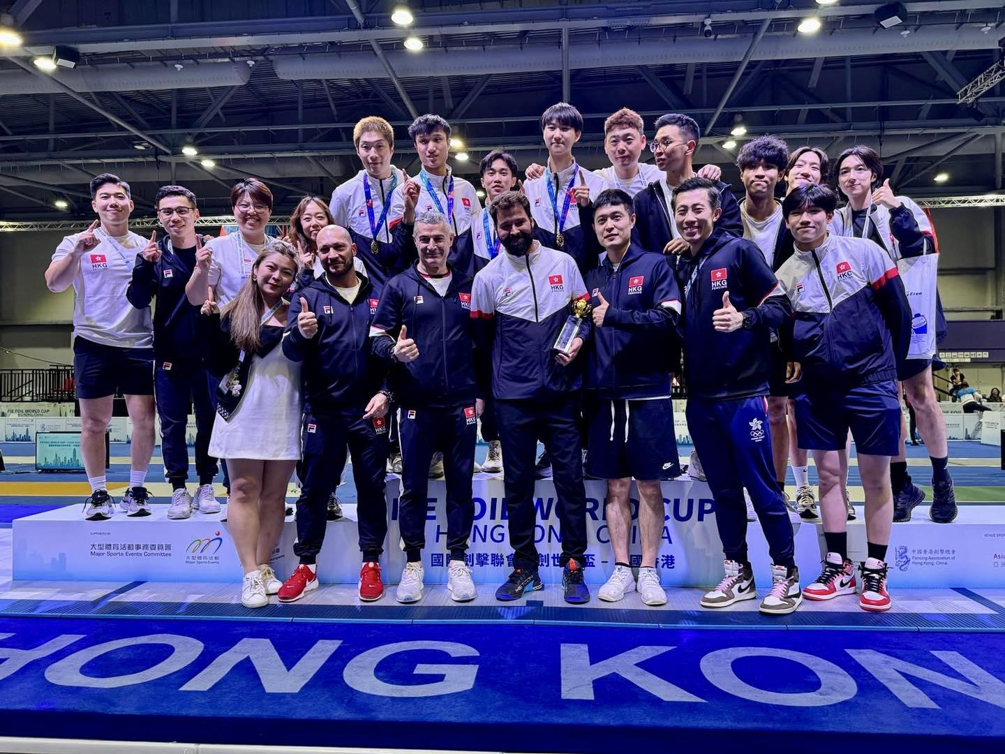 國際劍擊聯會花劍世界盃香港站,港隊在男花團體賽決賽反勝意大利隊,奪得隊史世盃分站首金 ( 港協暨奧委會 )