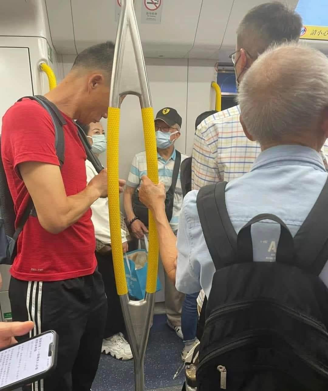 網民直擊何伯孖何太搭東鐵返大陸。