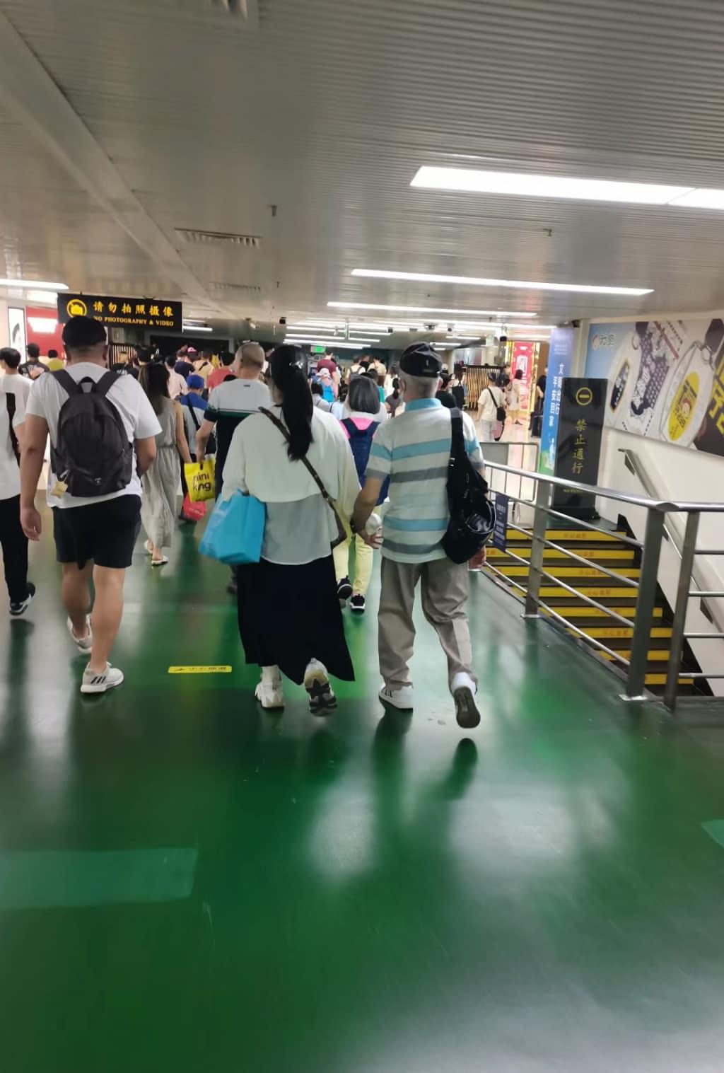 有網民拍得何伯偕何太返內地。