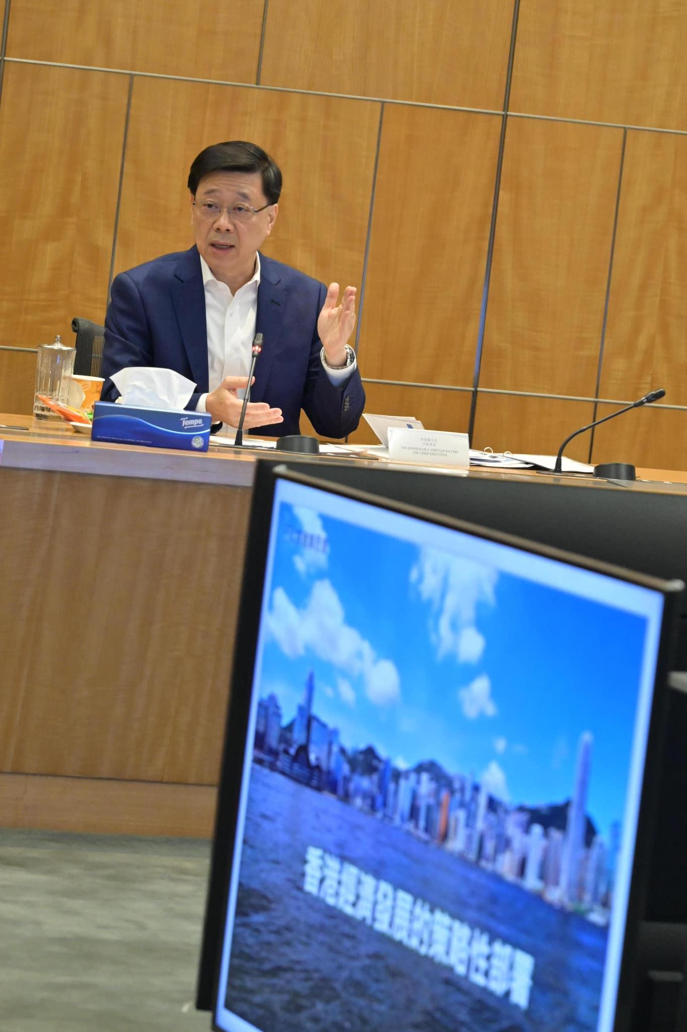 李家超帶領主要官員與行政會議非官守成員舉行集思會。(李家超社交專頁)