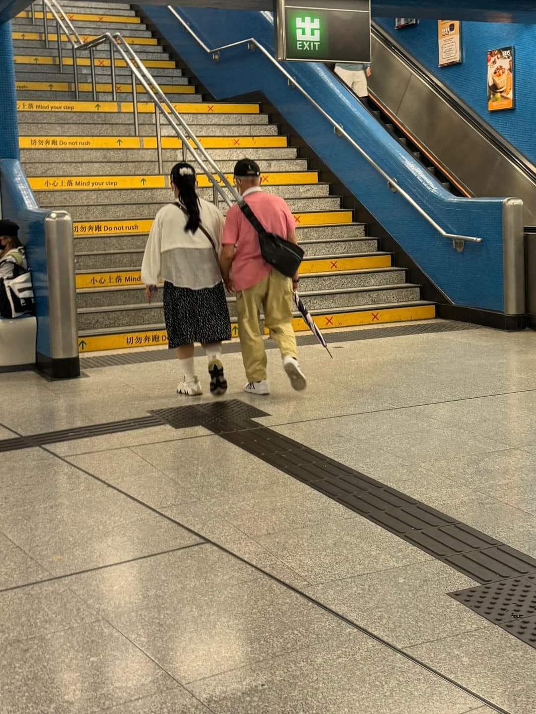 有網民在金鐘港鐵站見到何伯夫婦手拖手。