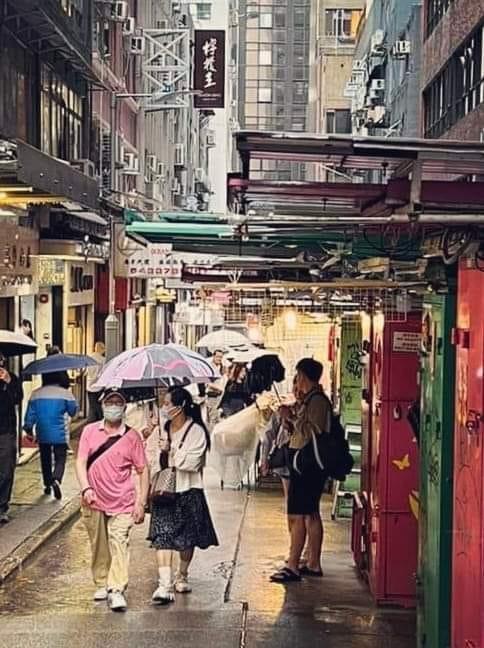 有網民在中環見到何伯夫婦手拖手,雨中漫步。