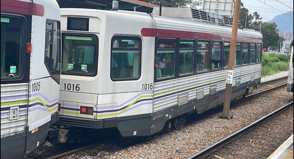 輕鐵鍾屋村站出軌。(網上圖片)