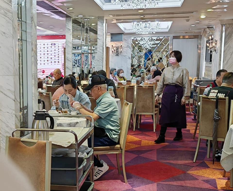 何伯孖何太飲茶被捕獲。