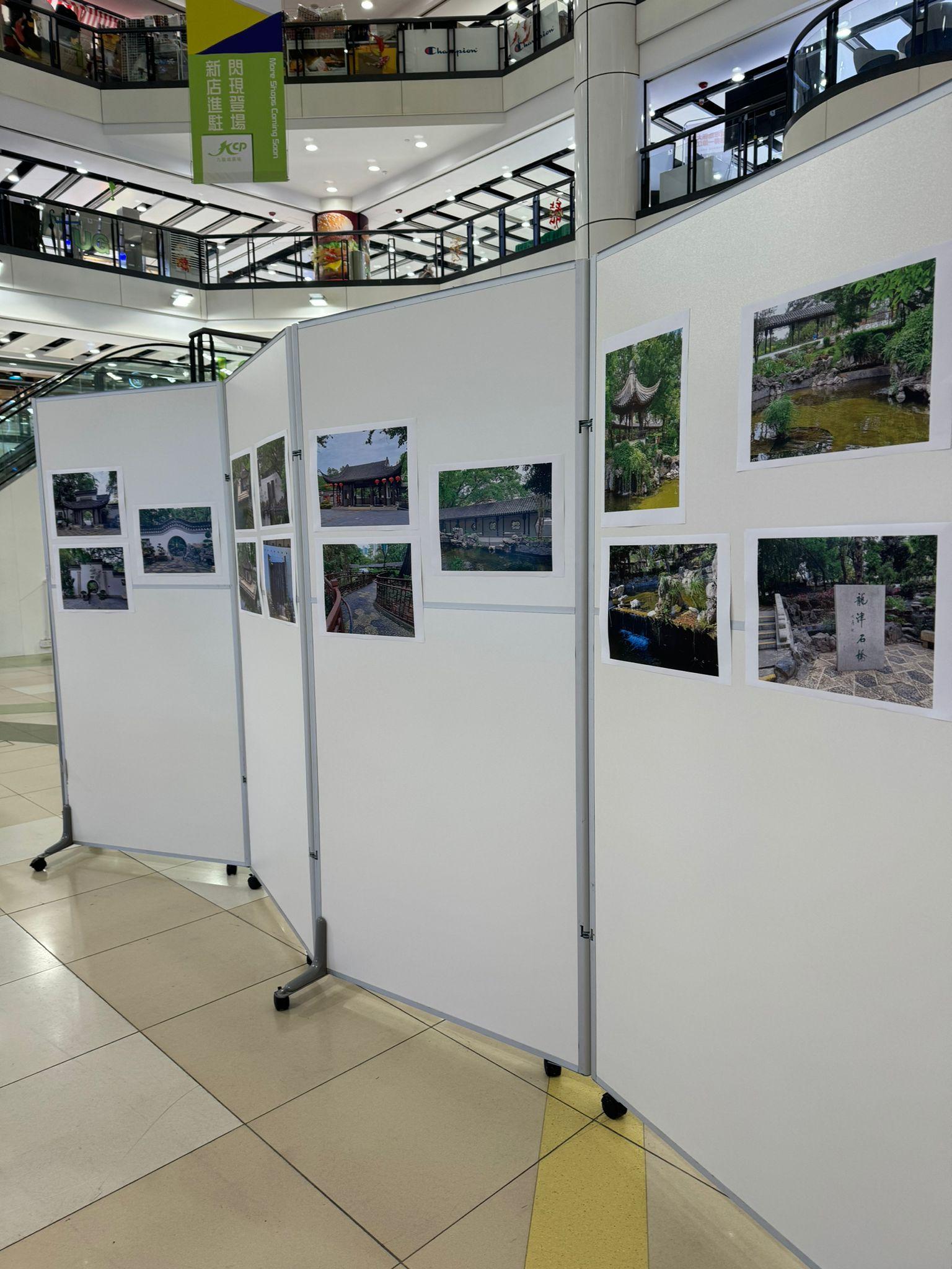 九龍城廣場舉辦「九龍城寨展覽」,惟全個展覽非常簡單,只見放置數個壁報板,簡單貼上A3紙打印的文字圖片。(九龍城廣場fb)