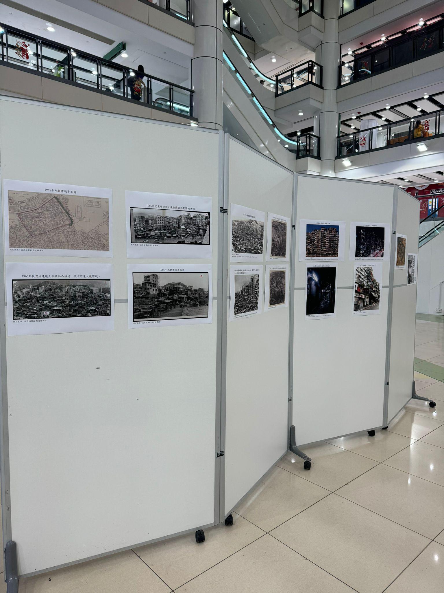 九龍城廣場舉辦「九龍城寨展覽」,惟全個展覽非常簡單,只見放置數個壁報板,簡單貼上A3紙打印的文字圖片。(九龍城廣場fb)