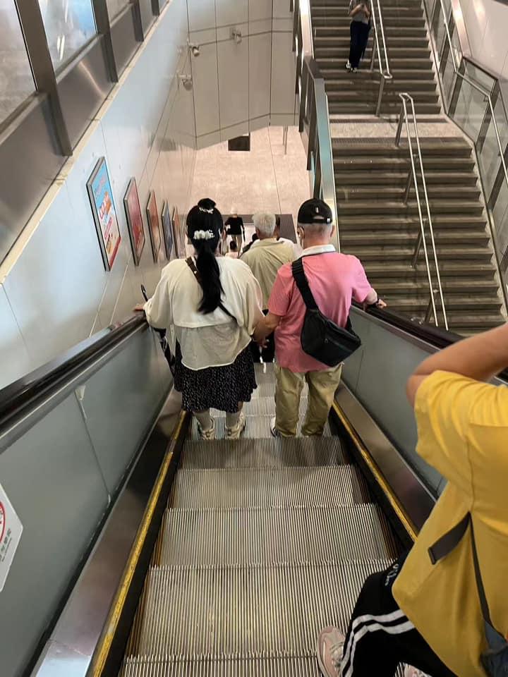 有網民在金鐘港鐵站見到何伯夫婦手拖手。