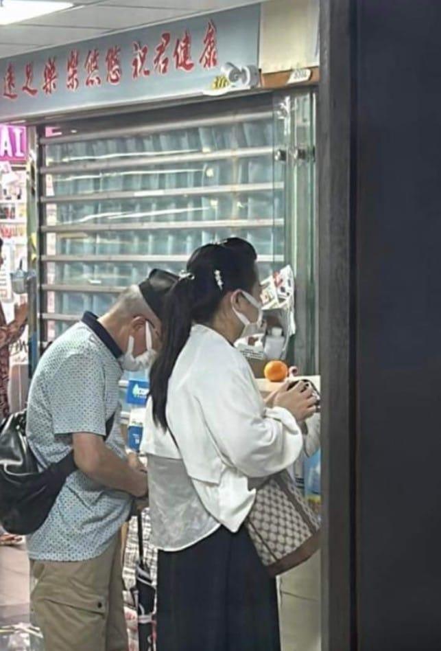 何伯與何太現身葵涌廣場購物。