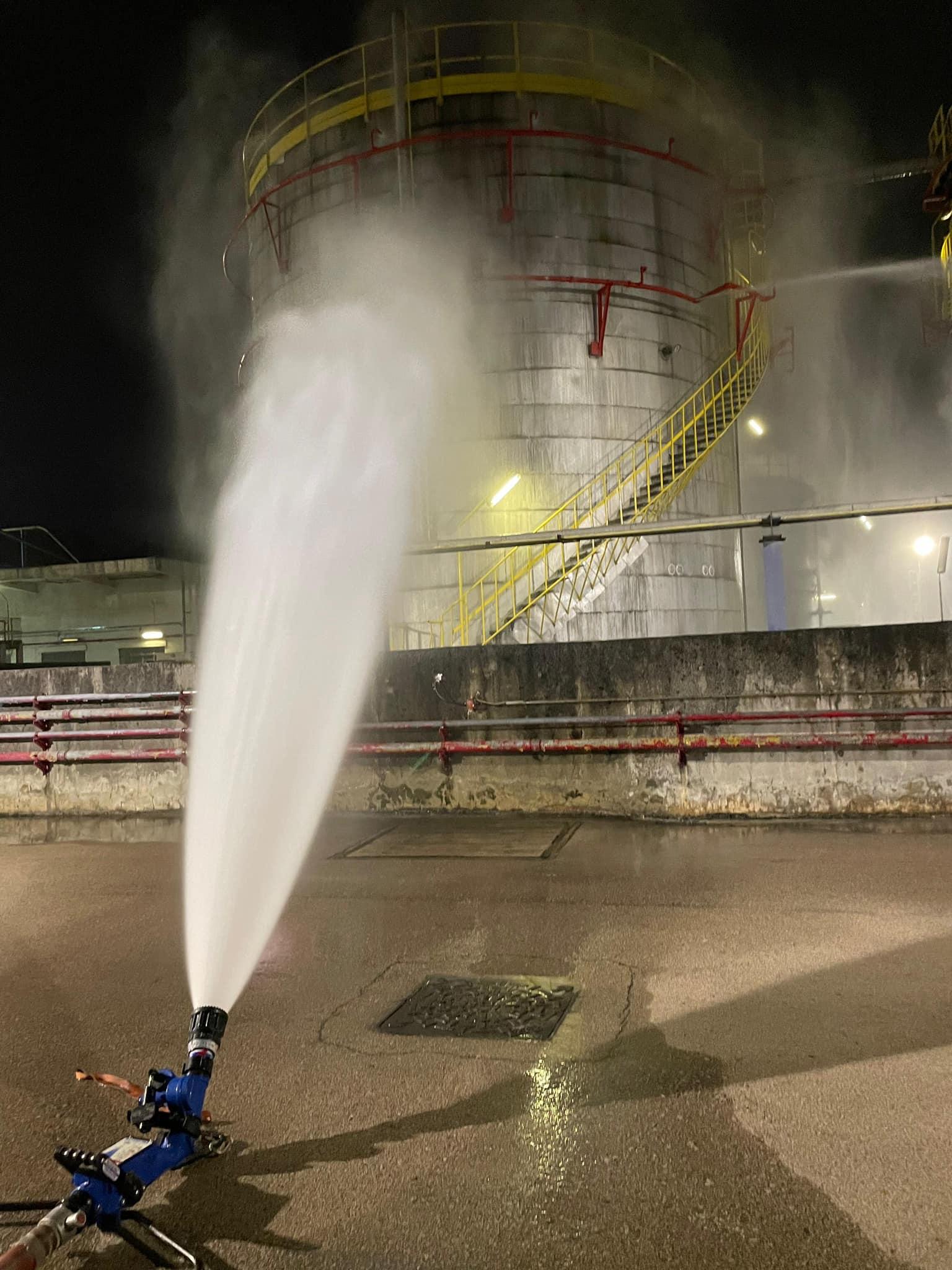 消防射水灌救。(消防處FB)